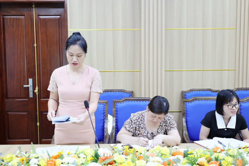 Đồng chí Nguyễn Thị Minh Thu - UVBTV, Chủ nhiệm UBKT Đảng ủy xã, PBT Đảng ủy các cơ quan Đảng phát biểu tại hội nghị