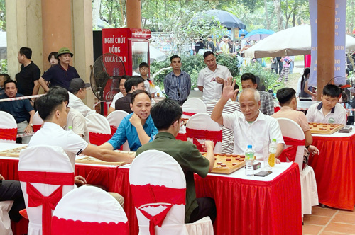 VĐV Nguyễn Hữu Chuẩn - Khu 3 xã Tam Nông tham gia thi đấu Cờ tướng