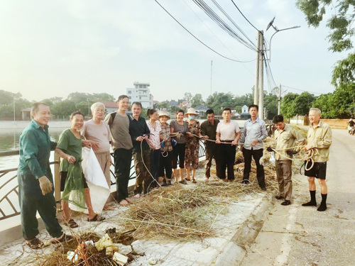 Lãnh đạo Thôn và người dân cùng chung tay dọn dẹp vệ sinh môi trường