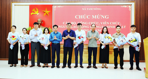 Các đồng chí lãnh đạo xã tặng hoa chúc mừng cán bộ, công chức, viên chức, người lao động có ngày sinh trong tháng 10