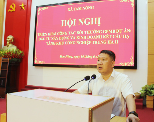 Lãnh đạo Chi nhánh phát triển Quỹ đất khu vực Tam Nông giải đáp thắc mắc của người dân