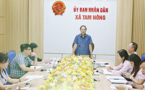 Đồng chí Đỗ Hùng Sơn - Phó Bí thư Đảng uỷ, Chủ tịch UBND xã, Trưởng Ban đại diện HĐQT NHCSXH xã Tam Nông phát biểu chỉ đạo tại hội nghị.
