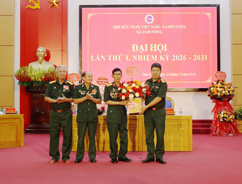 BCH Quân sự xã Tam Nông tặng hoa chúc mừng