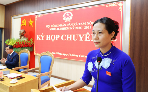 Đồng chí Nguyễn Thị Thu Trang - UVBTV, Phó Chủ tịch HĐND xã điều hành các nội dung tại Kỳ họp
