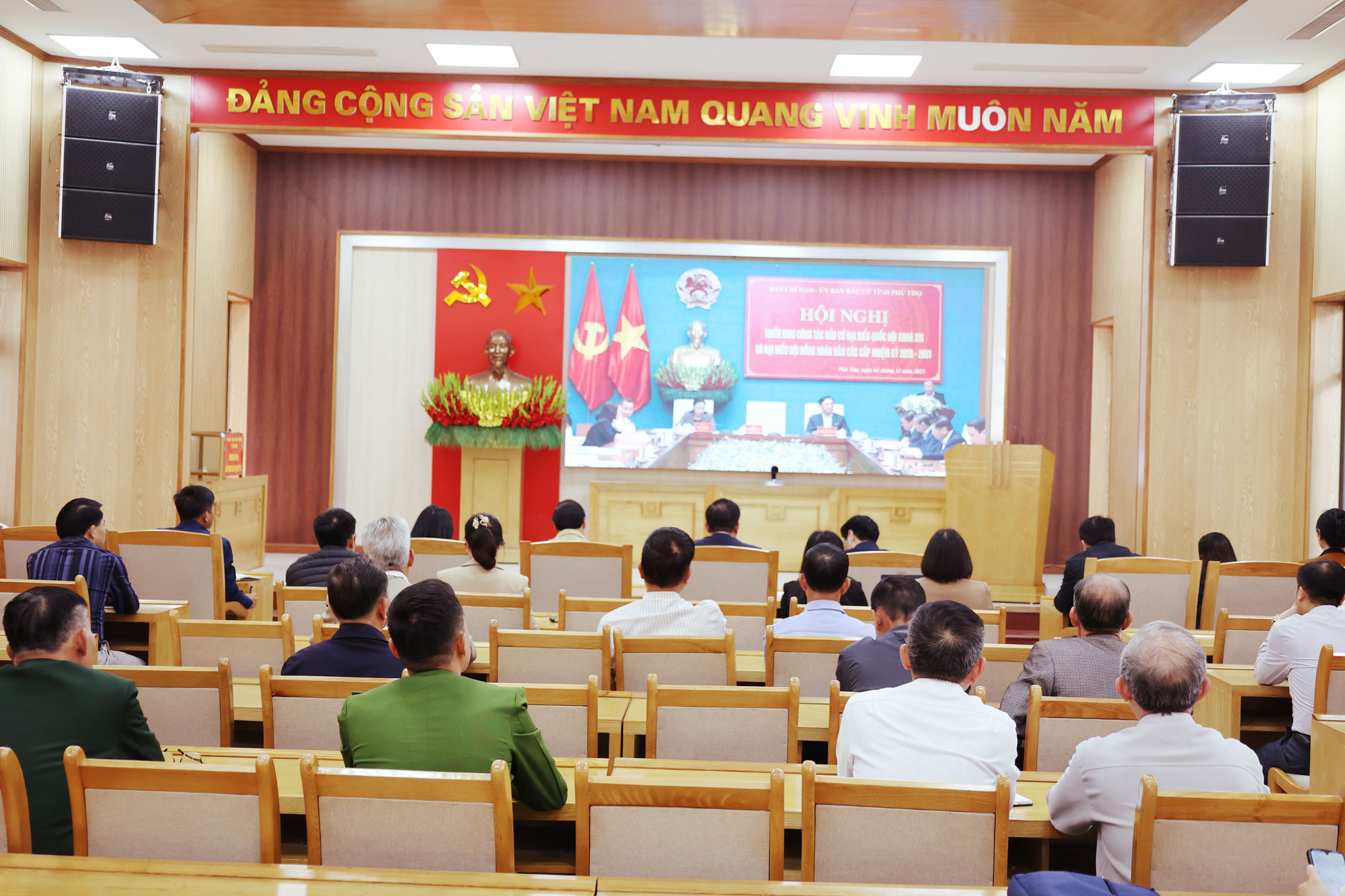 Điểm cầu xã Tam Nông tham gia hội nghị trực tuyến triển khai công tác bầu cử tại tỉnh Phú Thọ.