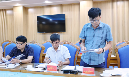 Lãnh đạo Văn phòng Đảng ủy báo cáo các nội dung tại cuộc họp