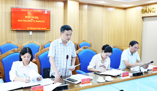 Đồng chí Nguyễn Ngọc Minh - UVBTV, Phó Chủ tịch UBND xã phát biểu tại hội nghị