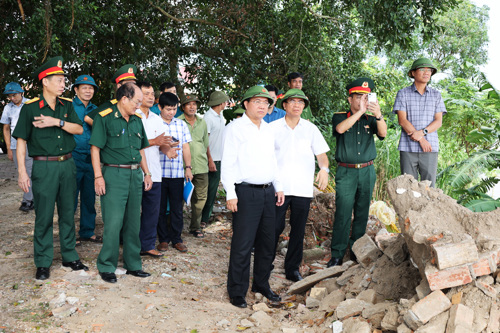 Đồng chí Trần Duy Đông - Phó Bí thư Tỉnh ủy, Chủ tịch Ủy ban nhân dân (UBND) tỉnh Phú Thọ đến trực tiếp chỉ đạo tại hiện trường sạt lở bờ vở sông khu 9 Hương Nộn xã Tam Nông