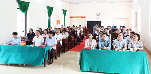 Các đại biểu, cử tri tham dự buổi TXCT