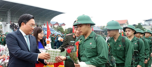 Đồng chí Trần Duy Đông - Ủy viên dự khuyết BCH Trương ương Đảng, PBT Tỉnh ủy, Chủ tịch UBND tỉnh, Chủ tịch HĐNVQS tỉnh Phú Thọ tặng hoa và quà cho các tân binh