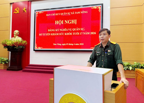 Đại diện BCH Quân sự xã Tam Nông hướng dẫn kê khai thông tin