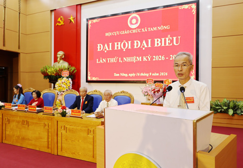 Thầy giáo Hoàng Đình Hiếu Chủ tịch Hội Cựu Giáo chức nhiệm kỳ 2021-2026 phát biểu khai mạc Đại hội
