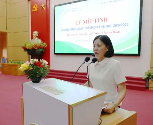 Đồng chí Cao Thị Thu Phương - Ủy viên BTV, Phó Chủ tịch UBND xã Tam Nông phát biểu tại buổi Lễ
