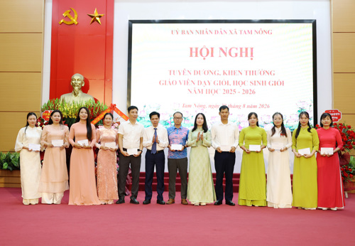 Phó Bí thư Thường trực Đảng ủy xã khen thưởng cho các tập thể và cá nhân