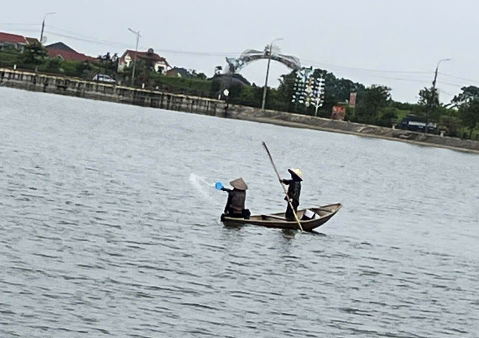KHẨN TRƯƠNG XỬ LÝ MÔI TRƯỜNG, DẬP DỊCH BỆNH SAU HIỆN TƯỢNG CÁ CHẾT HÀNG LOẠT TẠI HỒ THIÊN HƯƠNG.