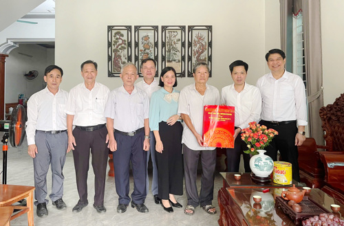 Đồng chí Nguyễn Tuấn Ngọc - Phó Bí thư Thường trực Đảng ủy thăm và tặng quà cho ông Nguyễn Thế Vinh bệnh binh thôn 7 xã Tam Nông