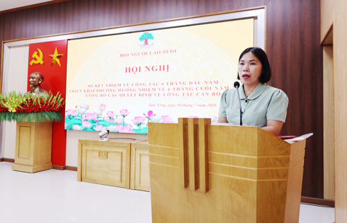 Đồng chí Đào Biên Thùy - Đảng ủy viên, Phó Chủ tịch Ủy ban MTTQ Việt Nam xã Tam Nông, Chủ tịch Hội Nông dân xã, Phụ trách Hội NCT xã phát biểu tại hội nghị