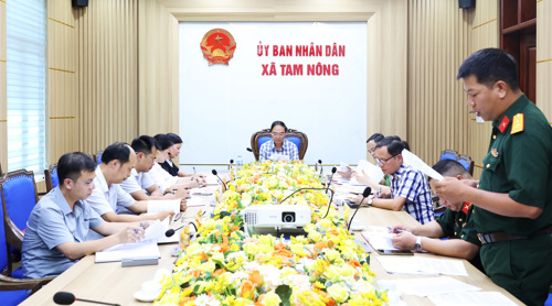 Ban chỉ huy Quân sự xã báo cáo tại cuộc họp