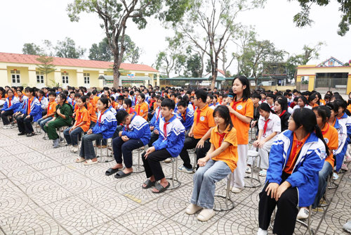 Học sinh giao lưu với các đại biểu