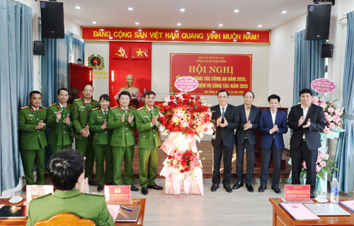 Lãnh đạo xã Tam Nông tặng hoa chúc mừng thành tích của Lực lượng Công an xã