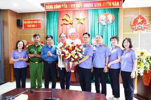 Đồng chí Đỗ Hùng Sơn - Phó Bí thư Đảng ủy, Chủ tịch UBND xã Tam Nông phát biểu và tặng hoa chúc mừng