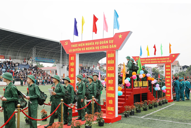 XÃ TAM NÔNG THAM GIA LỄ GIAO NHẬN QUÂN ĐỘNG VIÊN TÂN BINH LÊN ĐƯỜNG NHẬP NGŨ