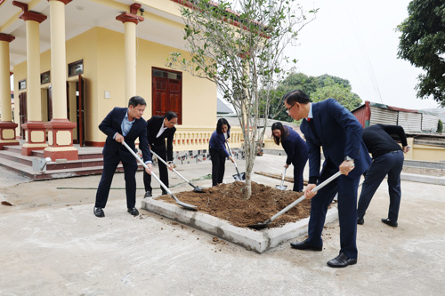 Lãnh đạo xã trổng 02 cây Mộc Hương trong khuôn viên NTLS Tam Nông