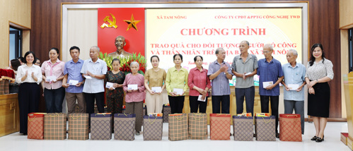 Lãnh đạo UBND xã và lãnh đạo Công ty trao quà cho các đối tượng