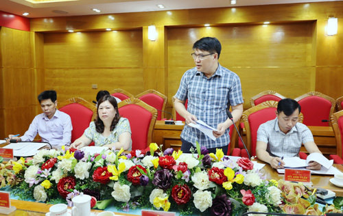 Đồng chí Nguyễn Khắc Long - UVBTV, Chủ tịch UBMTTQ xã phát biểu tại hội nghị