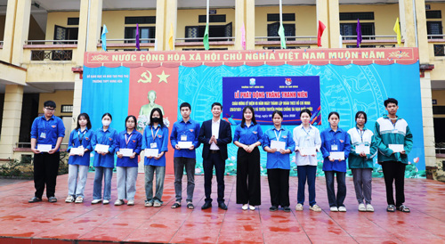 Tặng quà cho các học sinh có hoàn cảnh khó khăn vươn lên trong học tập