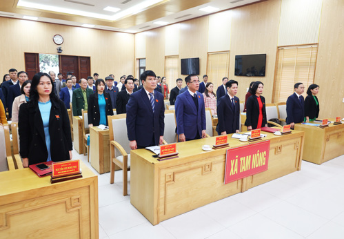 Các đại biểu thực hiện nghi thức chào cờ