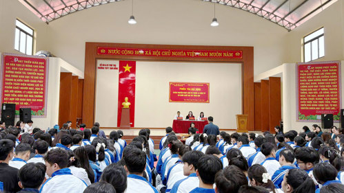 Toàn cảnh phiên toà giả định tại Trường THPT Tam Nông