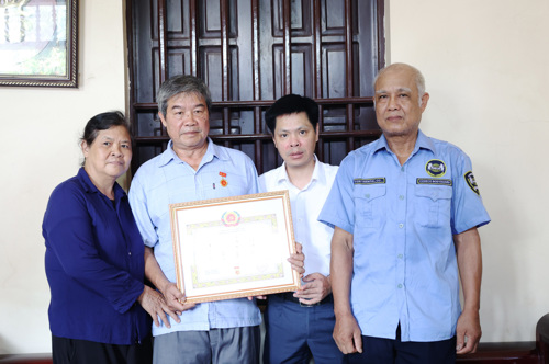 Đồng chí Nguyễn Tuấn Ngọc - Phó Bí thư Thường trực Đảng ủy xã Tam Nông trao Huy hiệu 45 năm tuổi Đảng cho đồng chí Nguyễn Trung Tuyến chi bộ 4 (Dân Quyền cũ)