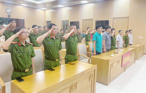 Các đại biểu thực hiện nghi thức Chào cờ