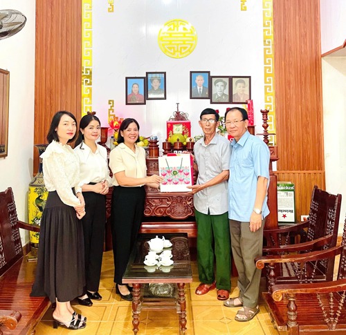 Tặng quà cho Thương binh Nguyễn Văn Tiến - khu 10 Dân Quyền cũ