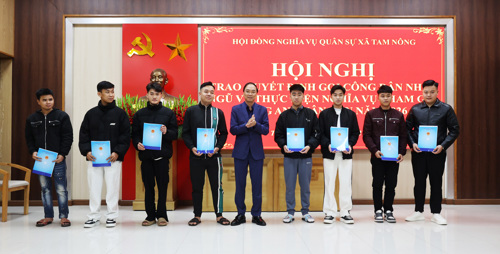 Đồng chí Đỗ Hùng Sơn - Phó Bí thư Đảng ủy, Chủ tịch UBND xã, Chủ tịch Hội đồng Nghĩa vụ quân sự xã Tam Nông trao Quyết định cho các nam thanh niên