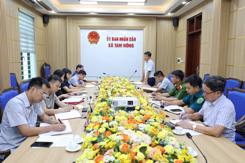 Đồng chí Nguyễn Thanh Bình - Phó Vụ trưởng Vụ Kế hoạch - Tài chính, Bộ Nội vụ phát biểu tại buổi làm việc với UBND xã Tam Nông