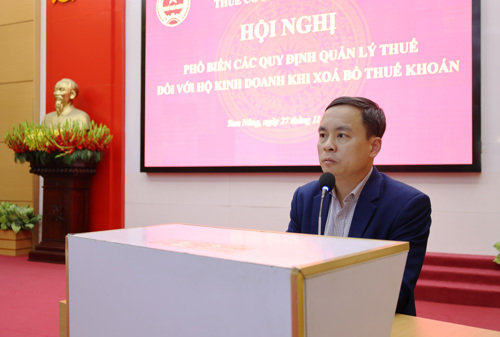 Đồng chí Nguyễn Ngọc Minh - UVBTV, Phó Chủ tịch UBND xã Tam Nông phát biểu tại hội nghị