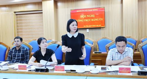 Đồng chí Cao Thị Thu Phương - UVBTV, Phó Chủ tịch UBND xã phát biểu tại hội nghị