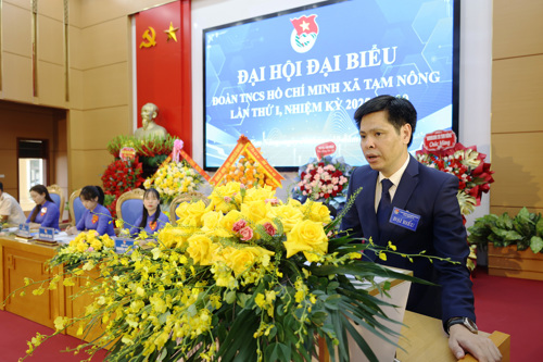 Đồng chí Nguyễn Tuấn Ngọc - Phó Bí thư Thường trực Đảng ủy phát biểu chúc mừng Đại hội