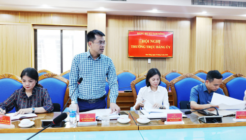 Lãnh đạo Phòng Kinh tế báo cáo tại hội nghị