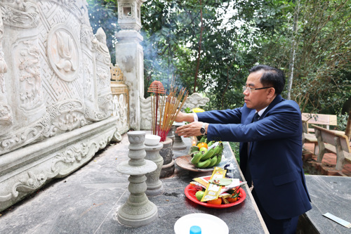 Đồng chí Quách Hải Lý - Bí thư Đảng ủy, Chủ tịch HĐND xã thắp hương tại khu di tích