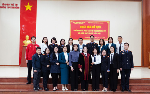 Các đại biểu chụp ảnh lưu niệm