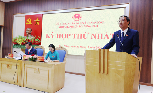 Đồng chí Đỗ Hùng Sơn - Phó Bí thư Đảng bộ, Chủ tịch UBND xã phát biểu tại kỳ họp