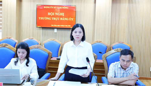 Đồng chí Cao Thị Thu Phương - UVBTV, Phó Chủ tịch UBND xã phát biểu tại hội nghị