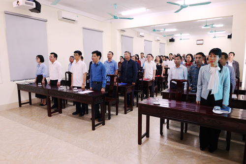 Các đại biểu thực hiện nghi thức Chào cờ