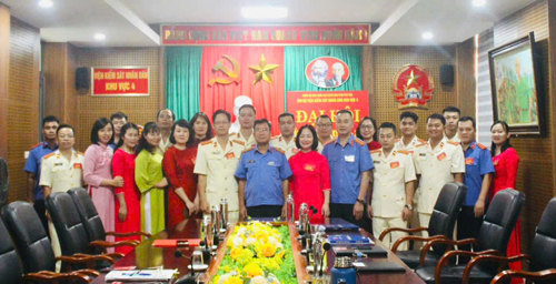 Các đại biểu chụp ảnh lưu niệm với chi bộ