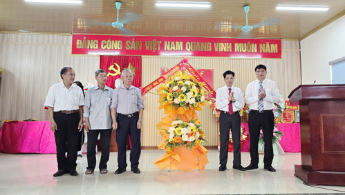 Đồng chí Nguyễn Tuấn Ngọc - Phó Bí thư Thường trực Đảng ủy xã Tam Nông và đồng chí Nguyễn Khắc Long - UVBTV, Chủ tịch UBMTTQ xã tặng hoa chúc mừng khu dân cư.