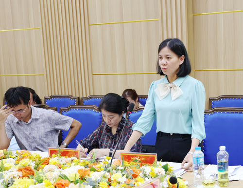 Đồng chí Cao Thị Thu Phương - UVBTV, Phó Chủ tịch UBND xã phát biểu tại hội nghị