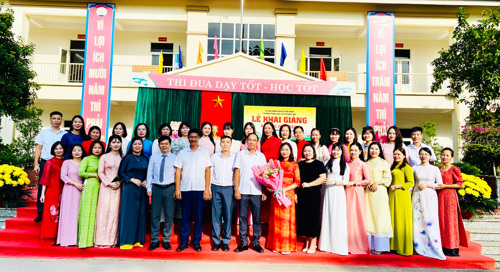 Đồng chí Đỗ Hùng Sơn - Phó Bí thư Đảng ủy, Chủ tịch UBND xã chụp ảnh lưu niệm với Trường THCS Hưng Hóa